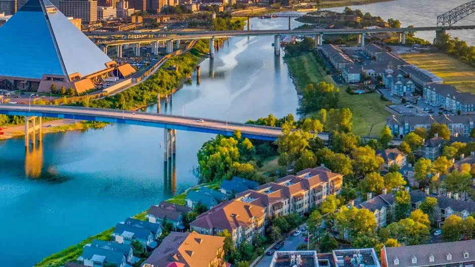 Memphis Tennessee skyline with Mississippi River and business district